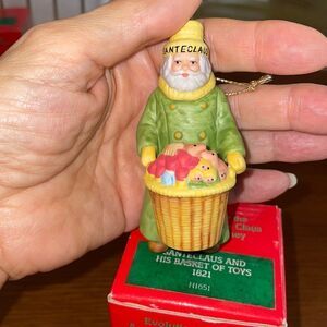Vtg NWT Tom Tierney “Sante Claus and his Basket of Toys 1821” Christmas ornament